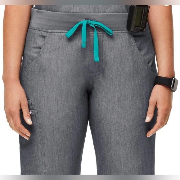FIGS Kade Cargo Scrub Pants for Women - Graphite, size Large - Picture 6 of 9